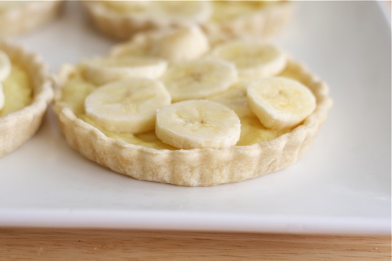 sliced bananas on pie